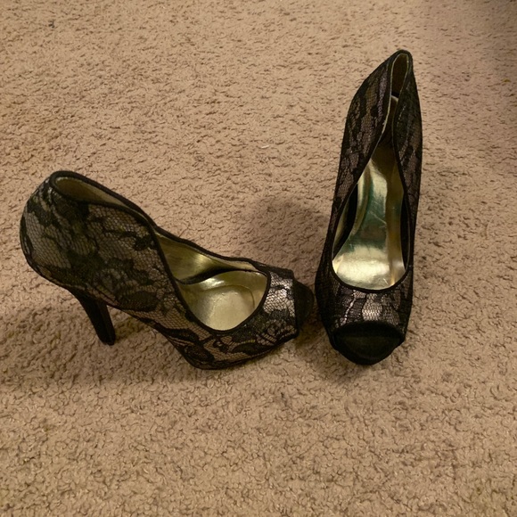 Lace High Heels - Picture 2 of 3